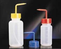 Промывалка, 250 мл, струя жесткая, канюля под 90°, GL 45, d 60 мм, высота 140 мм, градуировка, бесцветная с синей крышкой, ПЭ, Deltalab