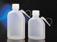 Промывалка, 250 мл, струя средняя, канюля интегрированная под 45°, GL 32, высота 143 мм, бесцветная, ПЭ, Deltalab