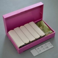 Стекло для микропрепаратов, предметное, СПО-8 с 8-ми окошками, 26×76×2,0 мм.