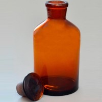 Склянка лабораторная 1000 мл. из темного стекла с узкой горловиной и притертой пробкой