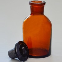 Склянка лабораторная 125 мл. из темного стекла с узкой горловиной и притертой пробкой