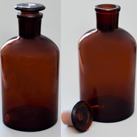 Склянка лабораторная 2500 мл. из темного стекла с узкой горловиной и притертой пробкой