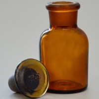Склянка лабораторная 30 мл. из темного стекла с узкой горловиной и притертой пробкой