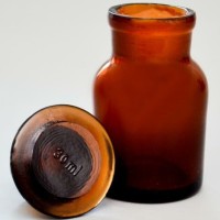 Склянка лабораторная 30 мл. из темного стекла с широкой горловиной и притертой пробкой