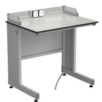Стол ученический с бортиком и розетками 800х600х840, раб. поверхность - LABGRADE