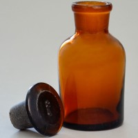 Склянка лабораторная 60 мл. из темного стекла с узкой горловиной и притертой пробкой