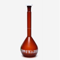 Колба мерная ISOLAB 100 мл, тёмная, класс B, PP, NS 14/23, с пробкой (PE)